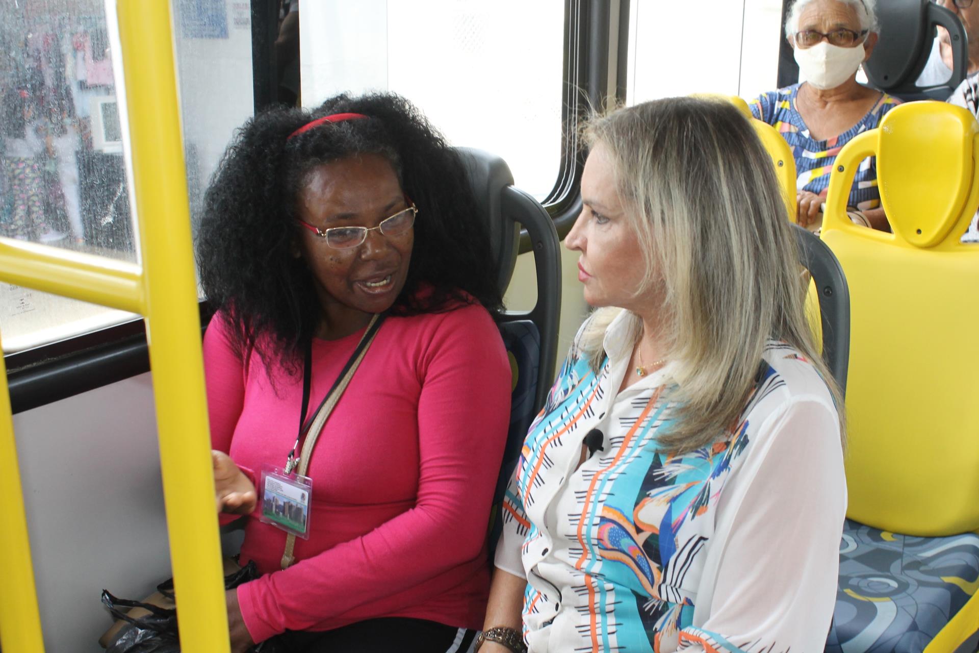 Passeio de ônibus urbano de passageiros versão móvel andróide iOS