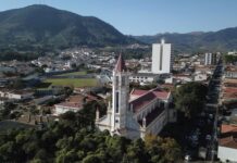 Menina de 5 anos é encontrada andando sozinha em avenida movimentada de Andradas