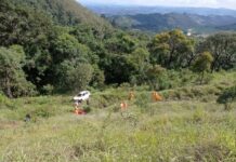 Veículo capota várias vezes e cai em ribanceira na BR-146, em Poços de Caldas