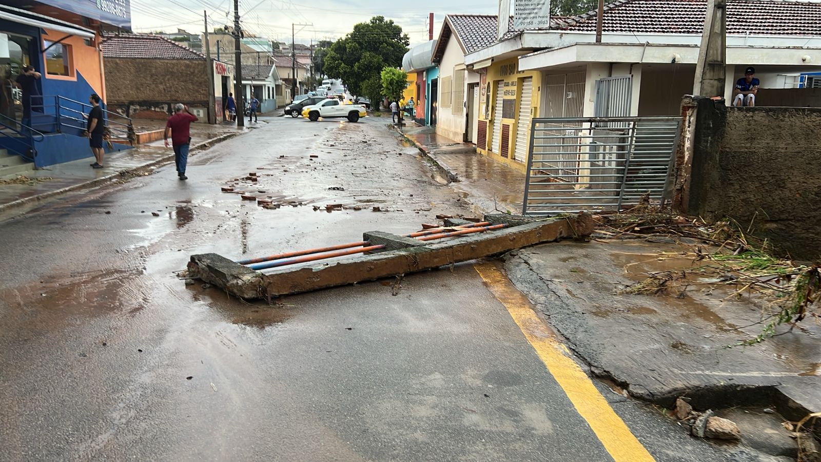 Imagem de Fotos: Força-tarefa da Prefeitura atua em 12 pontos após transbordamento do Córrego São João