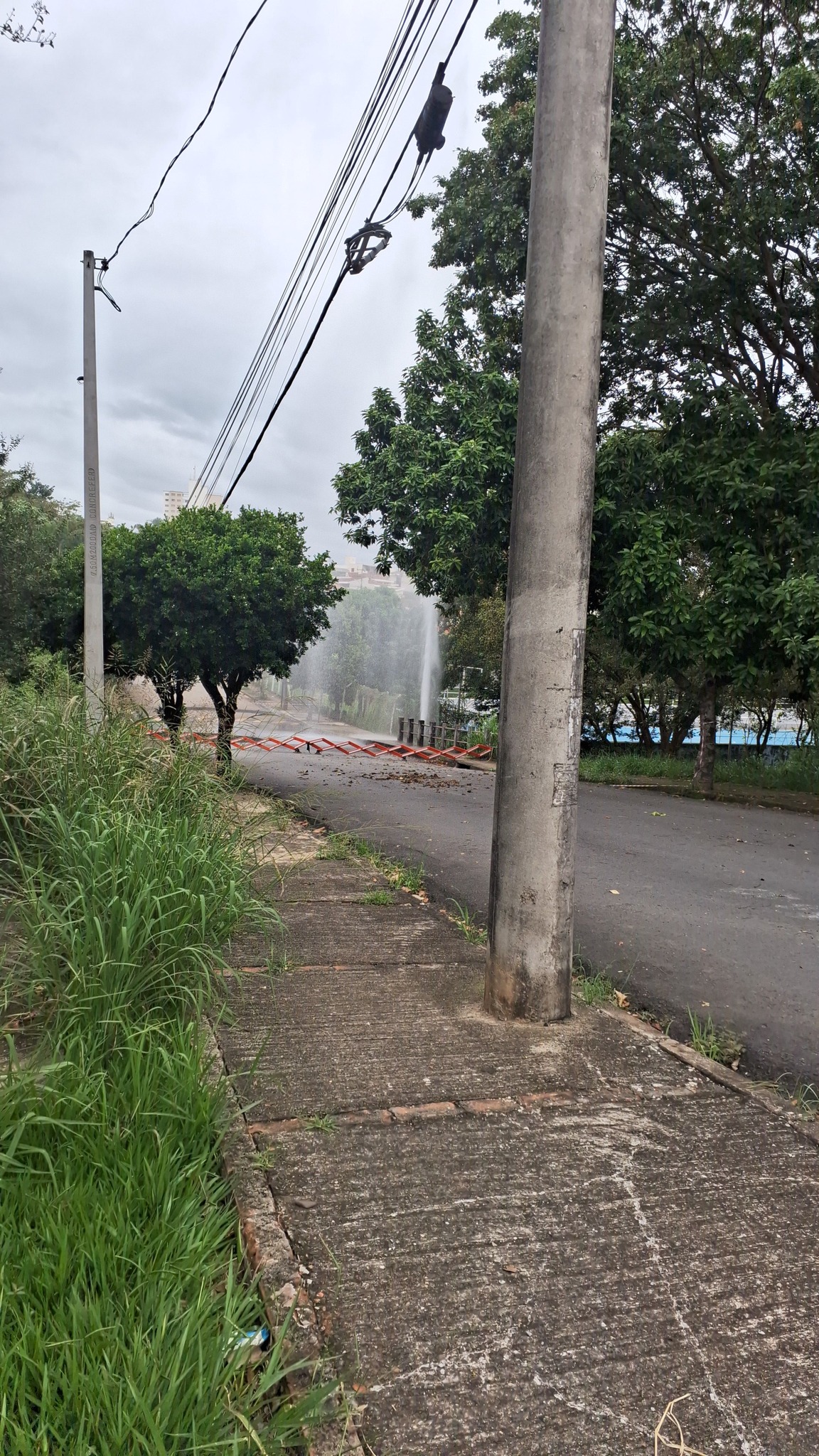 Imagem de Vídeo mostra forte jato de água na região da Ponte do Half e levanta suspeita de novo rompimento em duto da Sabesp
