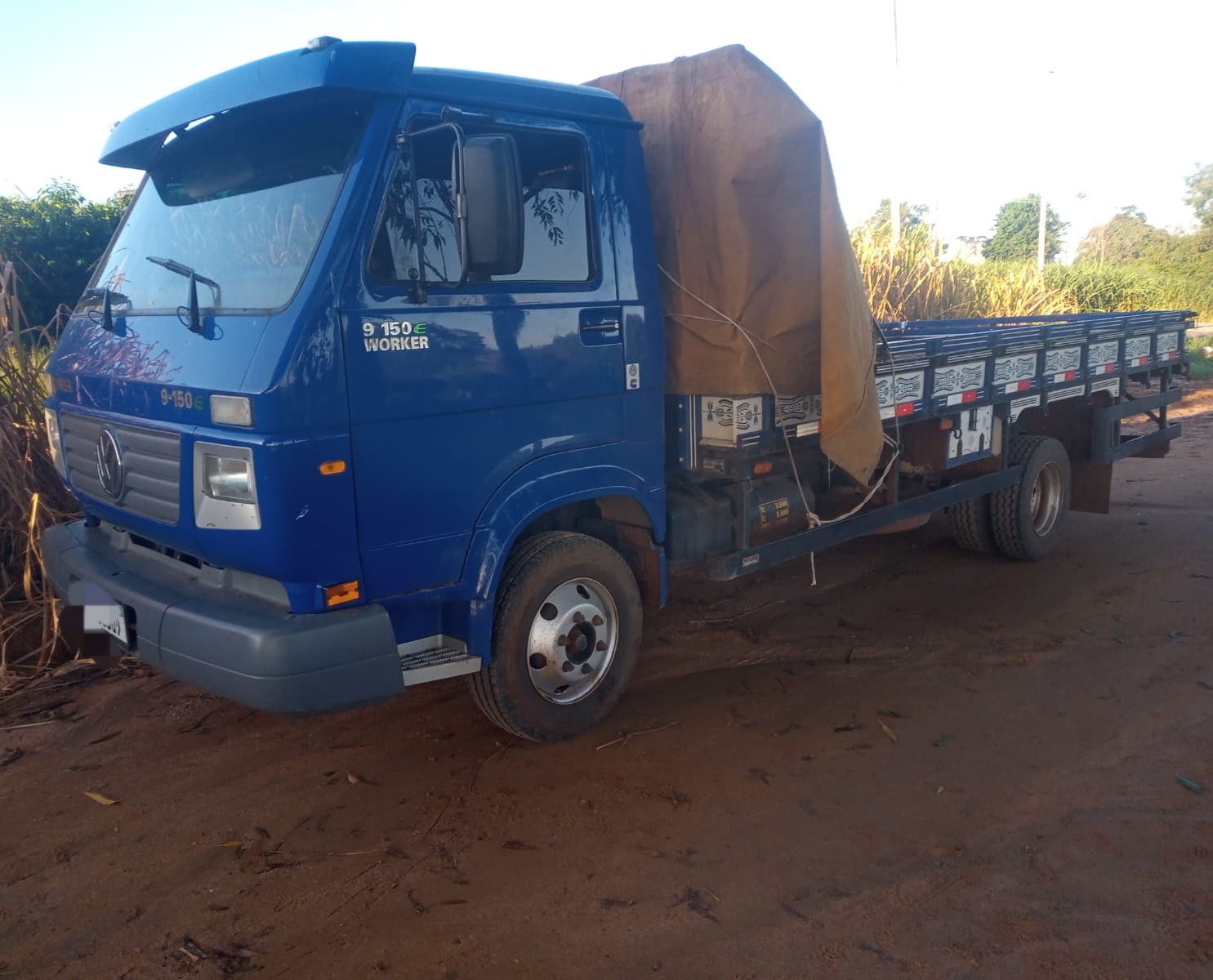 Imagem de Caminhão furtado é recuperado pela Polícia Militar em área rural de Espírito Santo do Pinhal