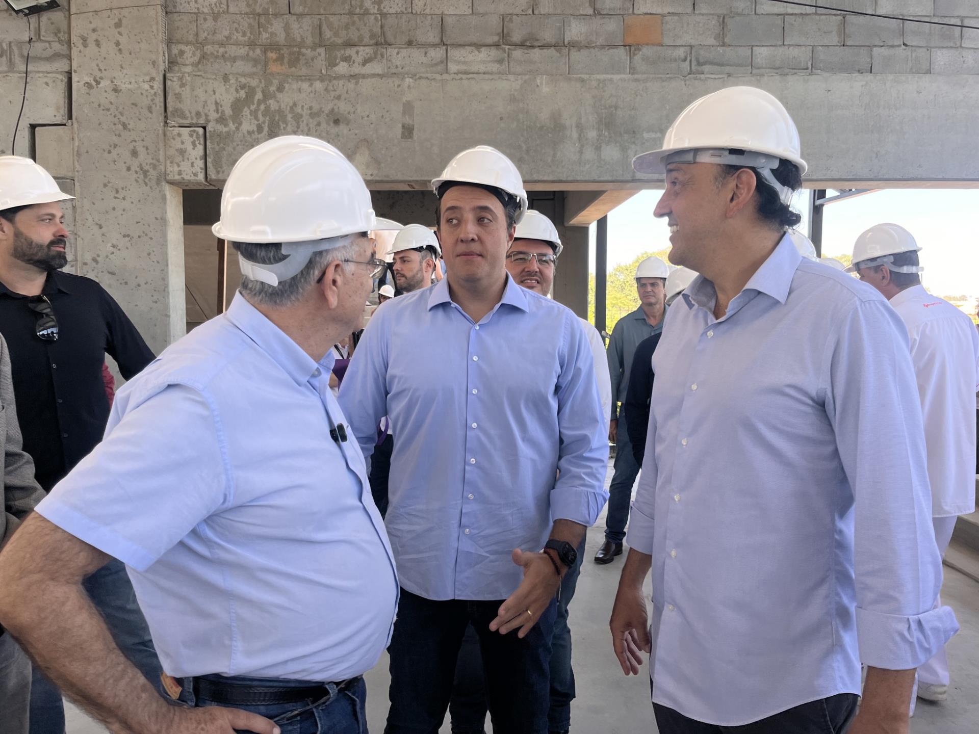 Imagem de Imagens: Governador vistoria nova escola estadual e garante recursos para reconstrução da Ponte do Half em São João