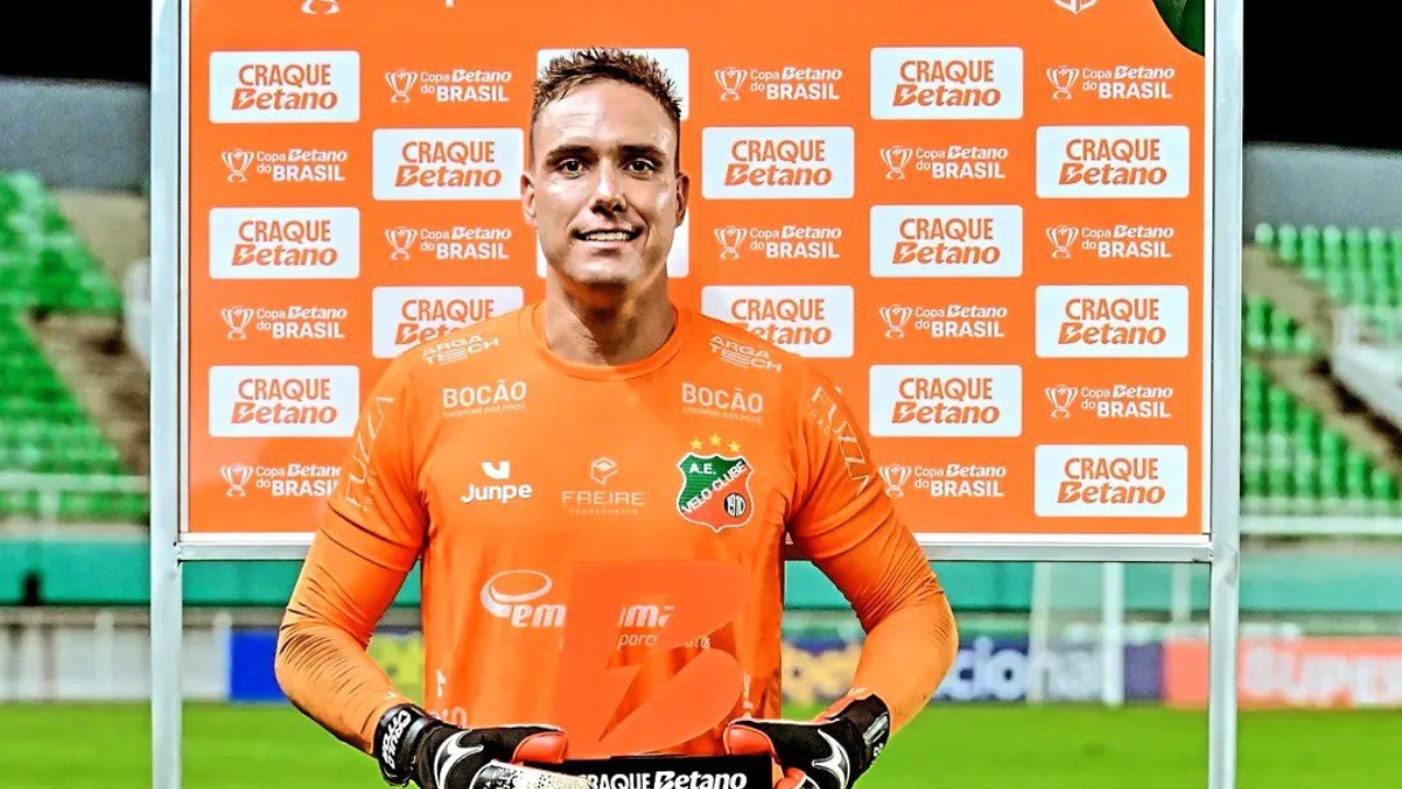 Imagem de Paulo Vitor brilha nos pênaltis e coloca o Velo Clube na segunda fase da Copa do Brasil