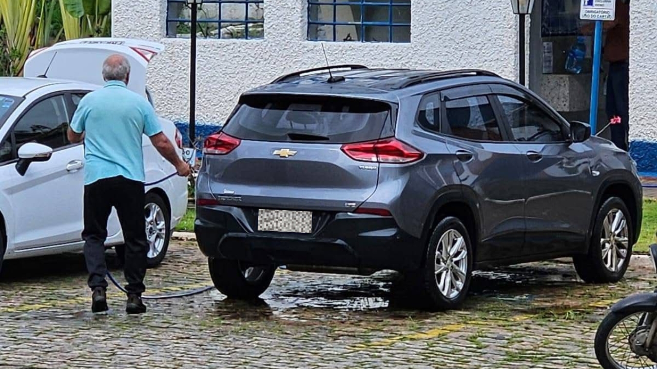 Imagem de Turista é repreendido após lavar carro em fontanário de água mineral em Águas da Prata