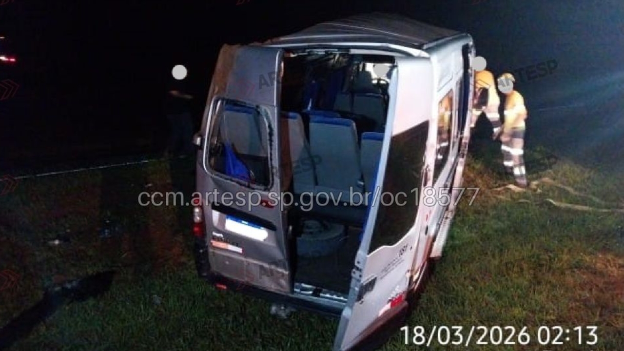 Imagem de Van atropela cavalo e tomba na SP-350 deixando 15 vítimas durante a madrugada