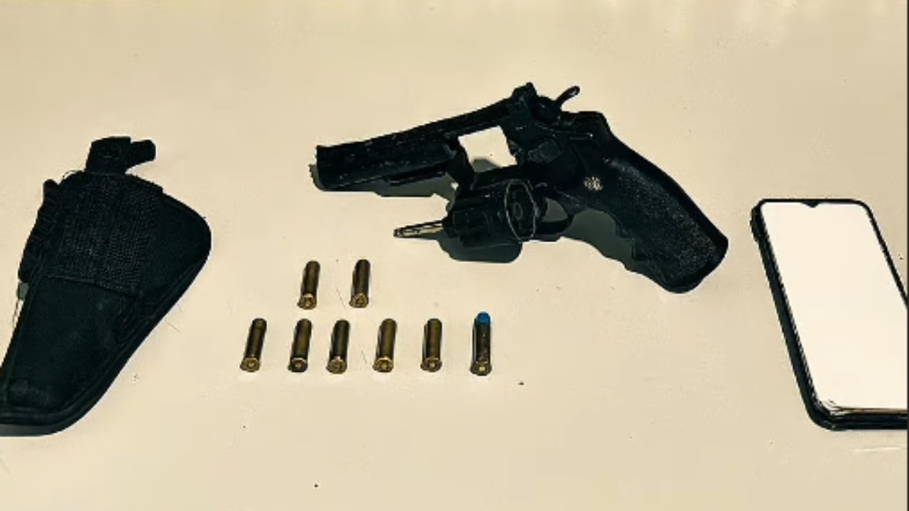 Imagem de Polícia Militar prende homem por posse ilegal de arma de fogo em Casa Branca após denúncia