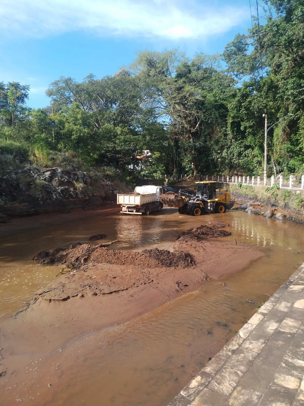 Imagem de Piscina do Boi passa por desassoreamento e recebe manutenção para preservar ponto turístico em Águas da Prata