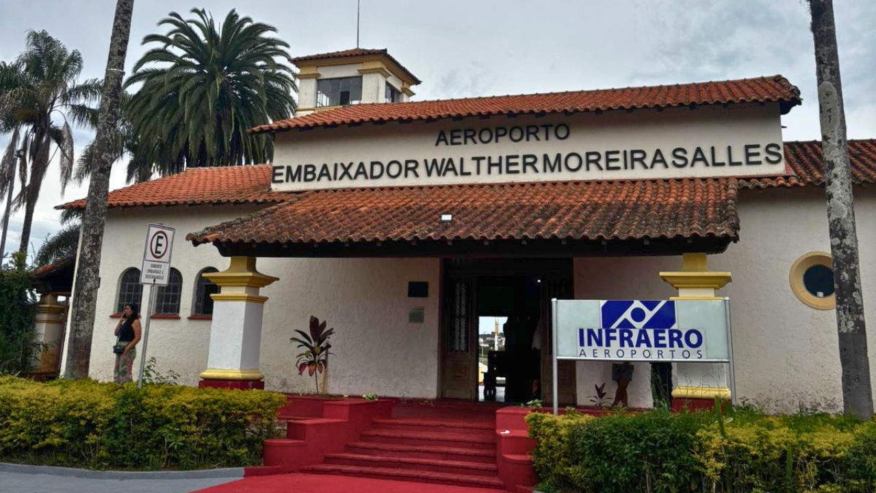 Imagem de Multidão lota aeroporto e se emociona com espetáculo da Esquadrilha da Fumaça em Poços de Caldas/MG