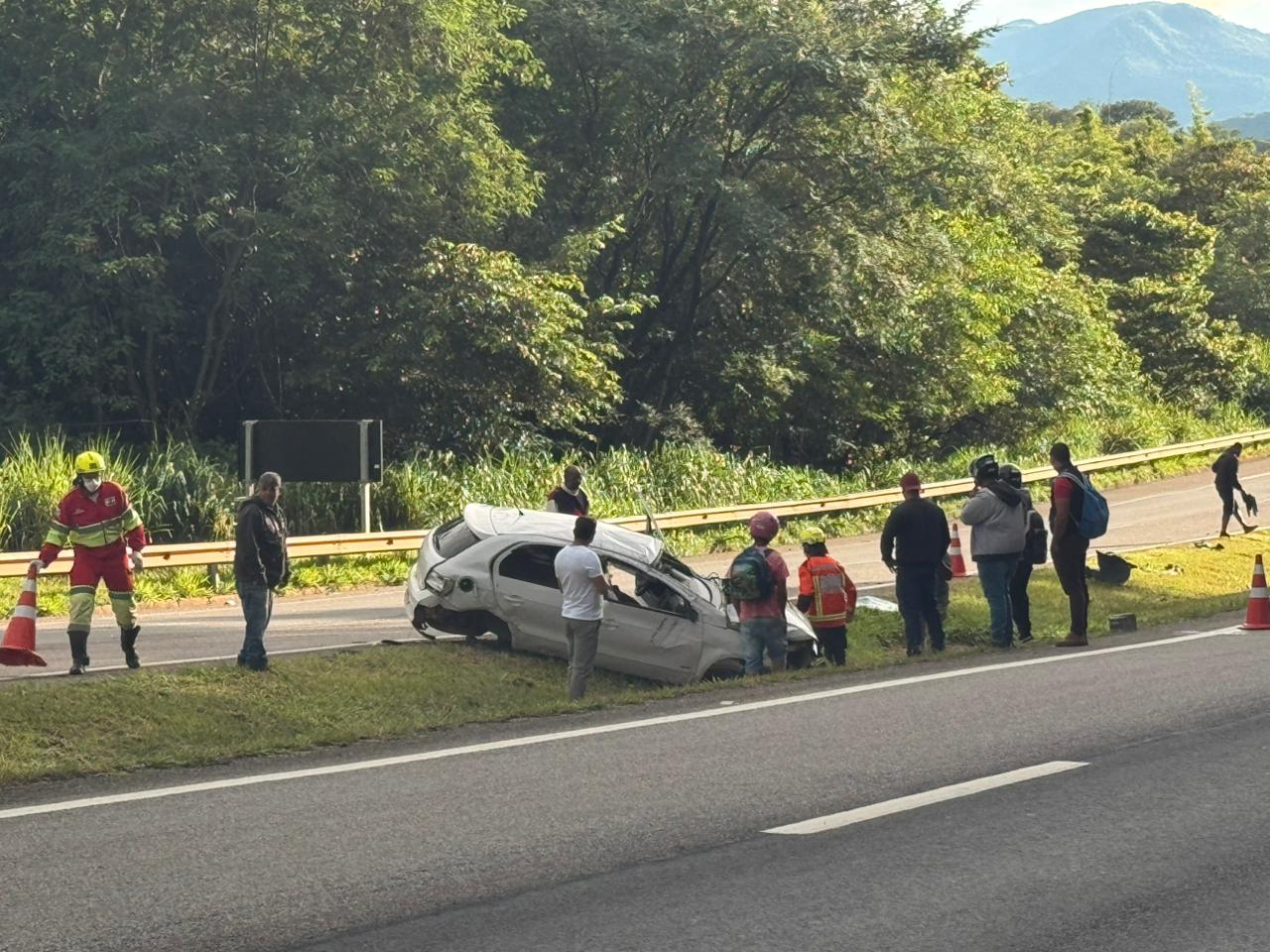 Imagem de FOTOS: Grave acidente na SP-342 – Carro capota após perder controle em curva entre São João e Águas da Prata