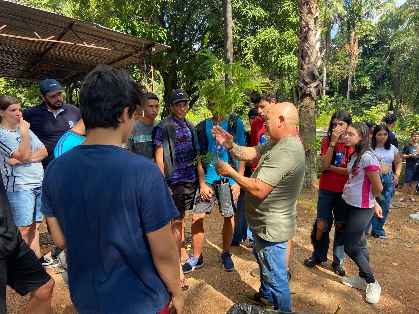 Alunos da EE Domingos Theodoro participam de visita ao Viveiro Municipal e plantam 22 mudas em São João da Boa Vista