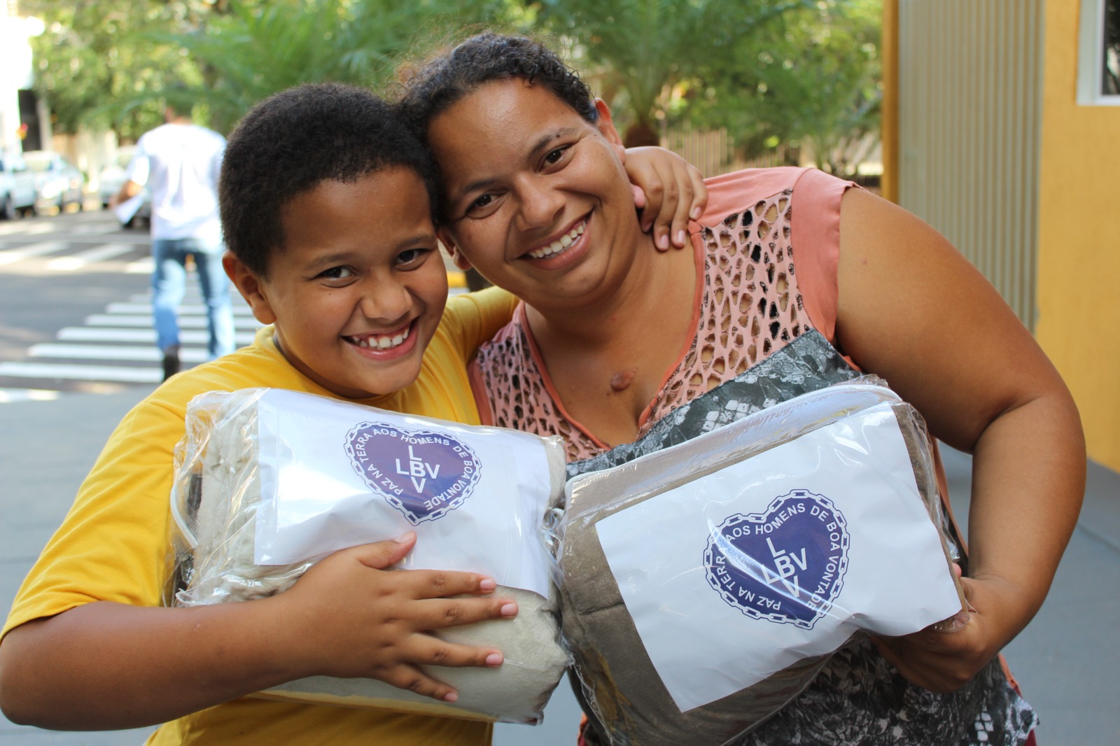 Imagem de Solidariedade que aquece: LBV beneficia famílias com a entrega de cobertores