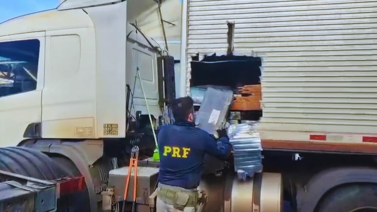 Imagem de Homem de São José do Rio Pardo é preso pela PRF transportando mais de 1 tonelada de maconha escondida em caminhão
