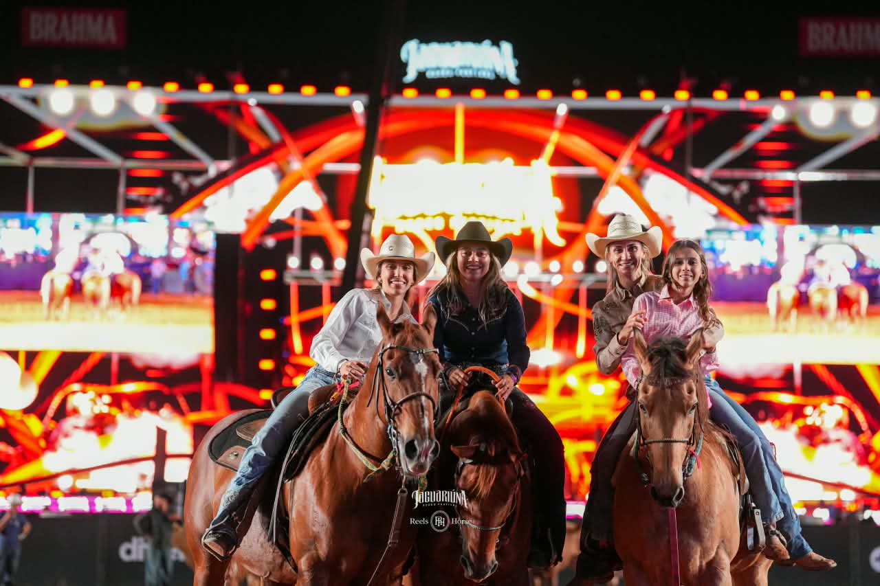 Juliana, Júlia e Letícia Ribeiro com Paola Gomes comemoram montadas a cavalo em Jaguariúna