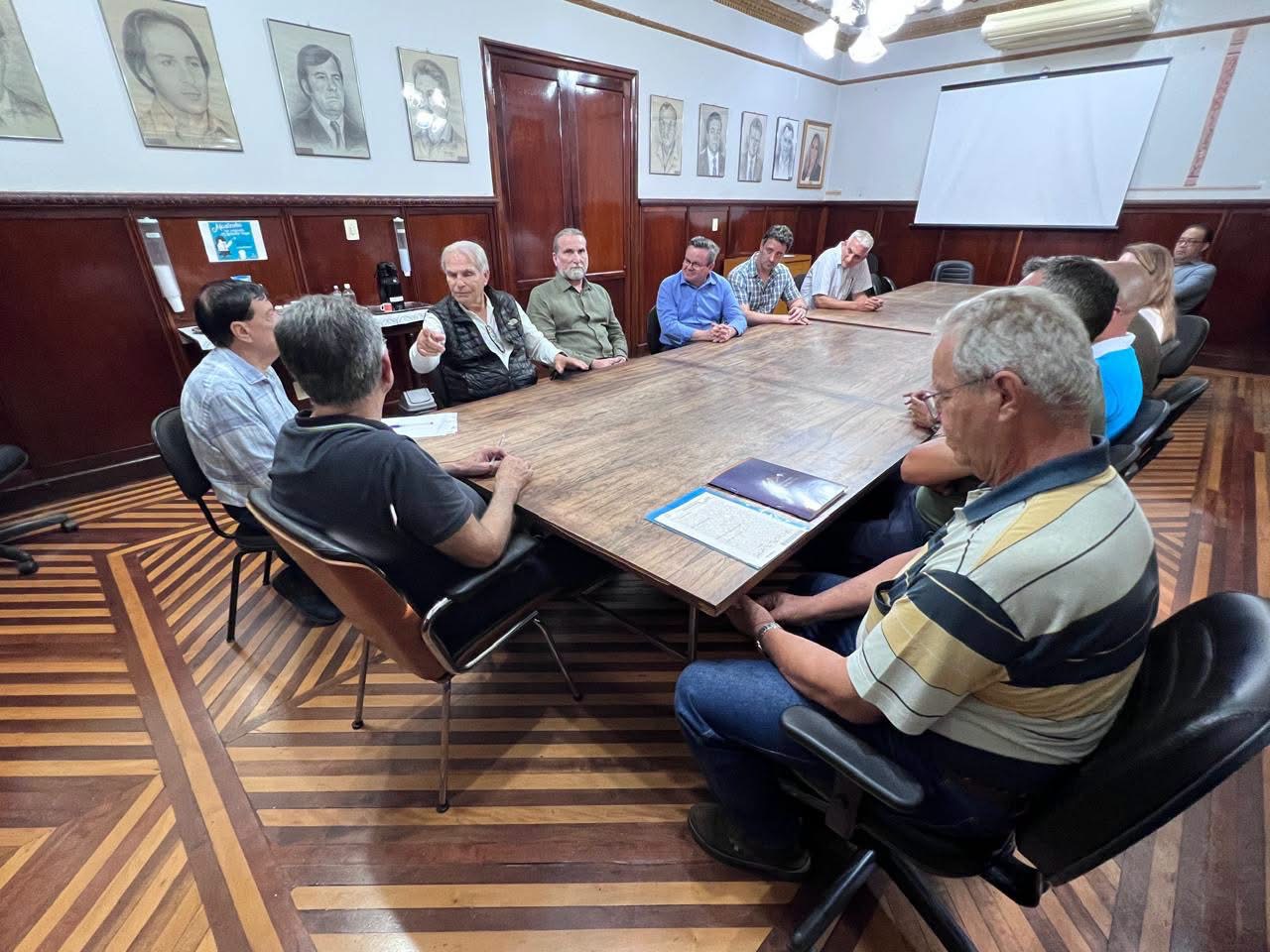 Representantes municipais e convidados durante reunião sobre a doação de áreas para expansão do Cemitério Municipal São João Batista
