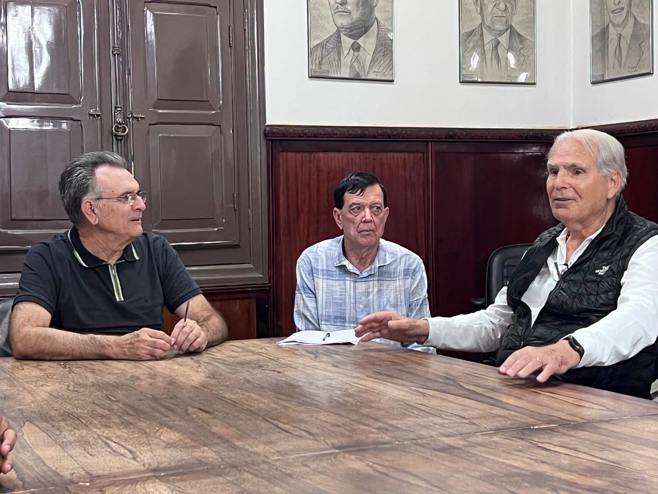Reunião no Salão Vermelho sobre a doação de áreas para expansão do Cemitério Municipal São João Batista