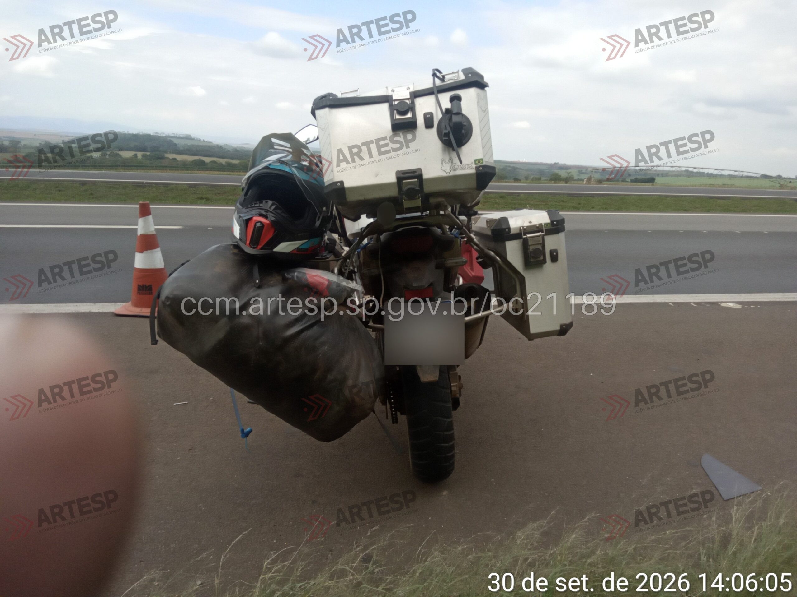 Carreta envolvida em acidente com motocicleta na SP-340, em Aguaí