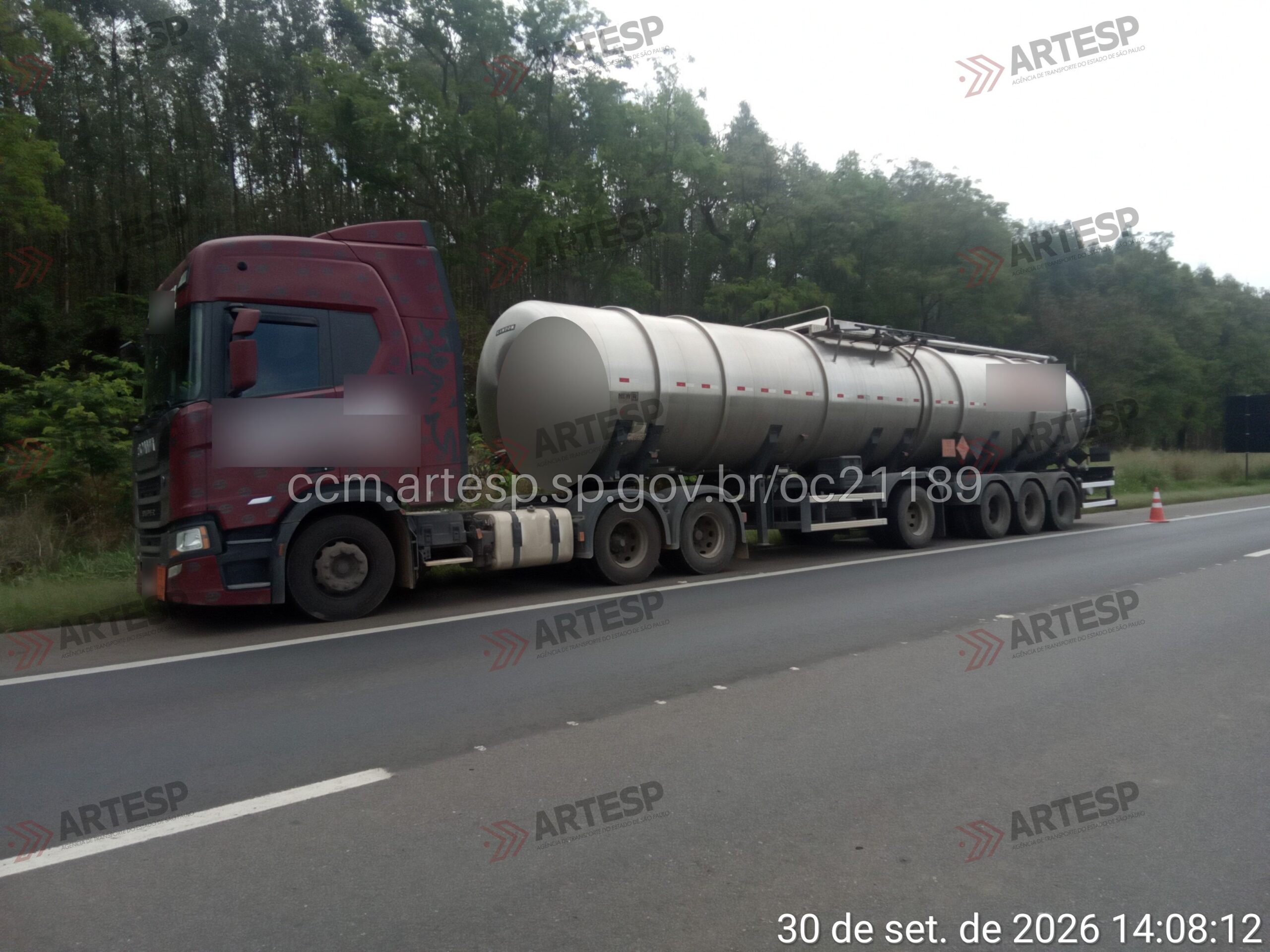 Frente da carreta envolvida em acidente na SP-340, em Aguaí