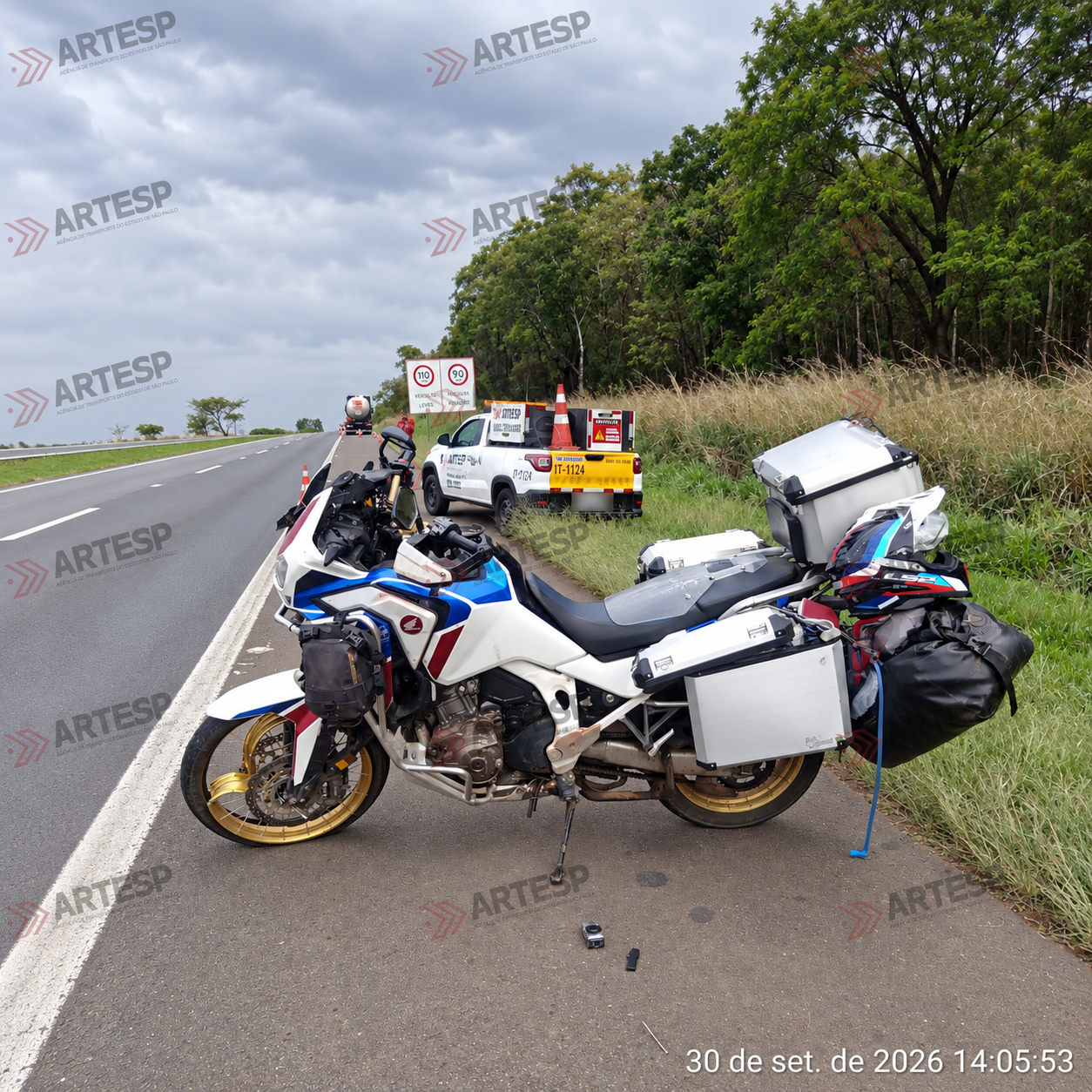 Motocicleta após colisão com carreta na SP-340, em Aguaí
